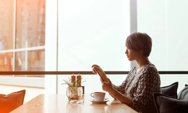 Giovane donna in pausa caffè — Foto Stock