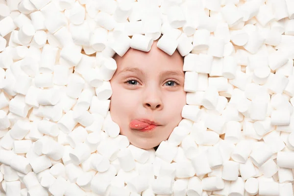 Kindergesicht in Marshmallows — Stockfoto