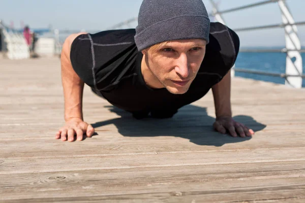 Homem exercitando flexões — Fotografia de Stock