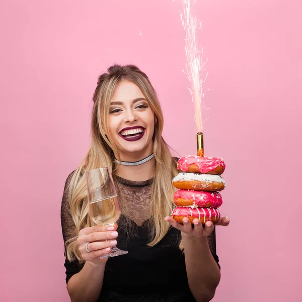 Ragazza ridente con champagne che festeggia — Foto Stock