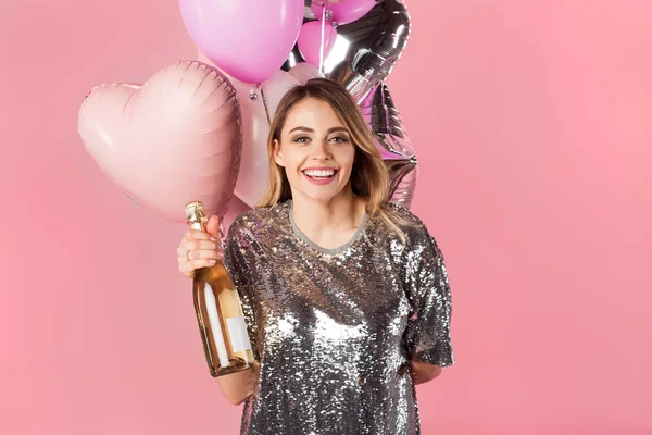 Affascinante donna con champagne e palloncini — Foto Stock