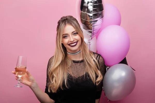 Mujer con estilo celebrando cumpleaños —  Fotos de Stock