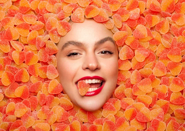 과일 젤리에 포즈를 취하는 여자 — 스톡 사진