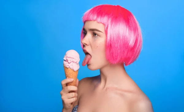 Модель Vogue облизывает мороженое — стоковое фото