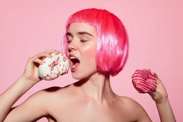 Female model with doughnuts — Stock Photo, Image