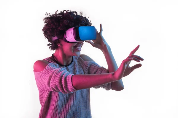 Mujer ajustando los auriculares VR y tocando el aire — Foto de Stock