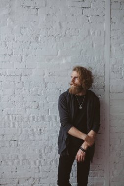 hipster Brickwall karşı ayakta