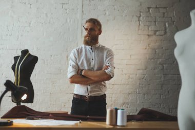 Sakallı adam Atelier içinde ayakta