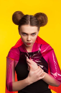 Genç model iki saç ekmeği ile