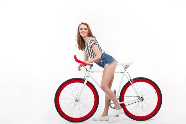 Стильная молодая женщина на велосипеде — стоковое фото