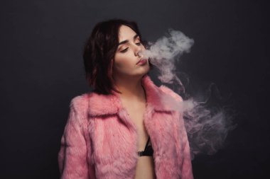 Genç esmer dışarı duman nefes