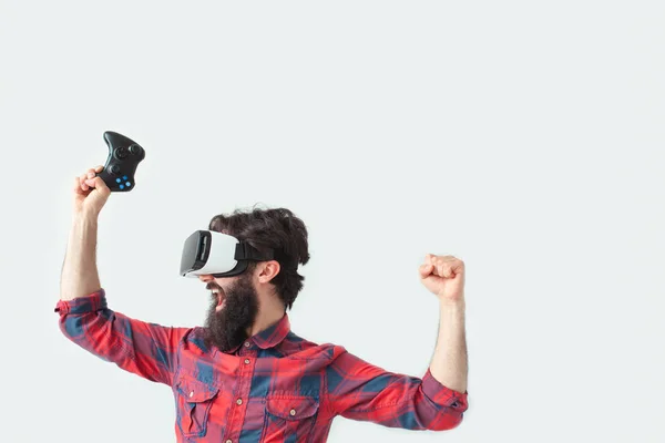 大胡子的男人穿着 Vr 耳机 — 图库照片