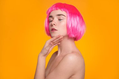 yüz dokunmadan pembe saçlı kız