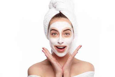 Havlu kafa ve maske ile kız 