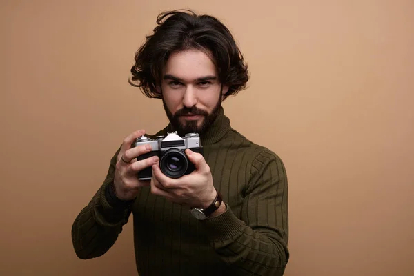 Homem de camisola segurando câmera retro — Fotografia de Stock