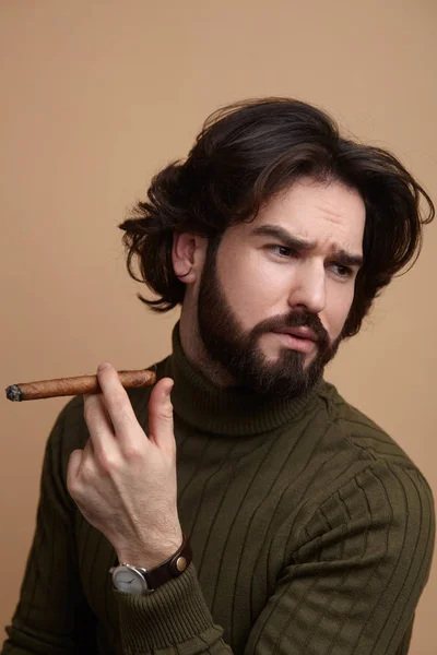 Hombre en suéter celebración cigarro — Foto de Stock