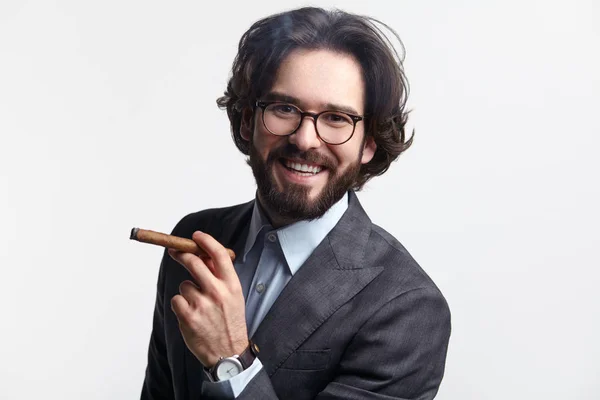 Успішний чоловік в окулярах тримає сигару — стокове фото