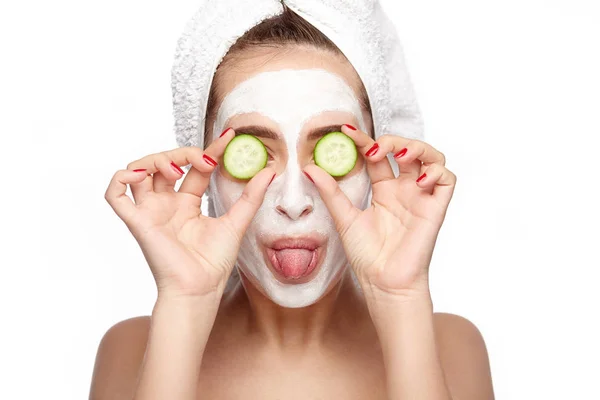 Mulher brincalhão com máscara de limpeza no rosto — Fotografia de Stock