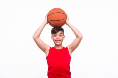 Basketbol ile sportif çocuk gülümseyen