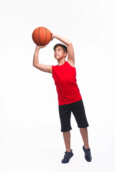 Adolescente jogador de basquete jogando uma bola — Fotografia de Stock