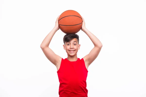 Enfant sportif souriant avec basket — Photo