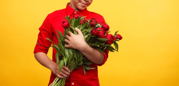 Genç çocuk holding kırmızı buket — Stok fotoğraf
