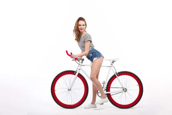 Stilvolles Mädchen auf dem Fahrrad — Stockfoto