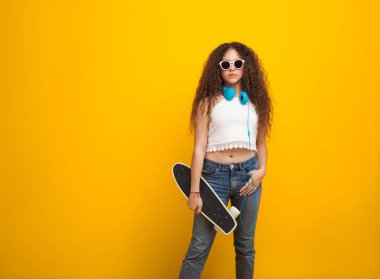 Dalgalı saçlı genç kız ayakta