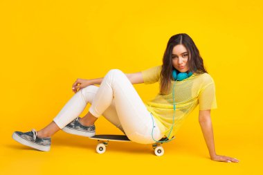 Şık kız paten üzerinde poz