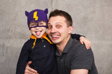 Baba ve oğul gri üzerine yapması