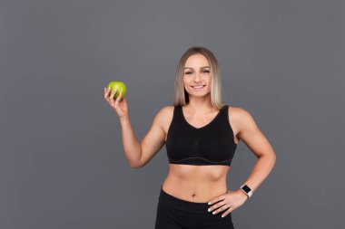 Uygun kadın Apple ile poz