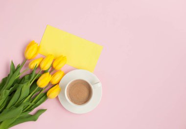 Latte tebrik kartı ve sarı çiçek