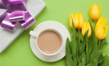 Giftbox ve kahve çiçeklerle