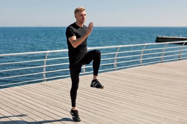 Rıhtımlar üzerinde atlama sporcu