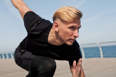 Adam başlamak üzere iskele üzerinde çalıştırmak