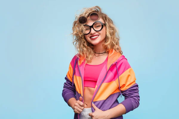 Chica alegre de moda en gafas de sol —  Fotos de Stock