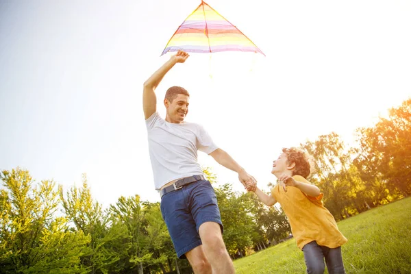 Jongen met vader instelling kite opgewonden — Stockfoto