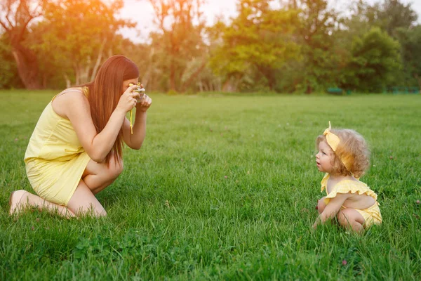 Vrouw nemen van foto's voor een kind — Stockfoto