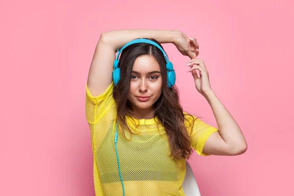 Buena chica escuchando música en el estudio — Foto de Stock