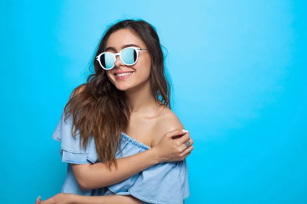 Meisje dragen zonnebril en blauwe jurk — Stockfoto