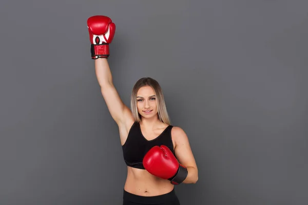 Blonde, fitte Frau hält die Hand auf — Stockfoto