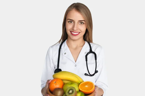 Meyve ile kadın büyüleyici doktor — Stok fotoğraf