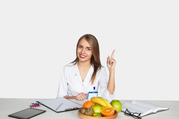 Posing doctor at desktop — Stock Photo, Image