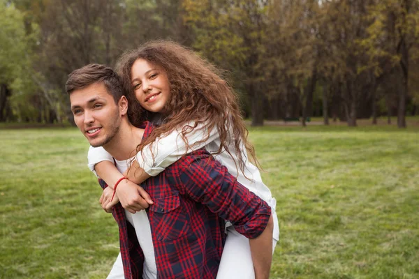 Adolescente casal no parque — Fotografia de Stock