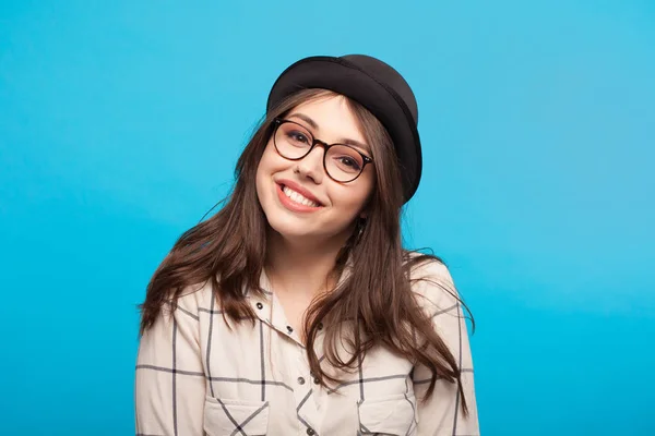 Mujer feliz en sombrero y gafas — Foto de Stock