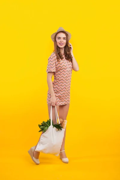 Menina com saco de supermercado — Fotografia de Stock