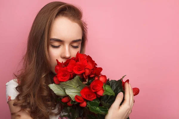 Vrouw snuiven bloemen — Stockfoto