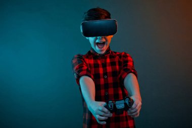 Gamepad oyun heyecanlı çocuk