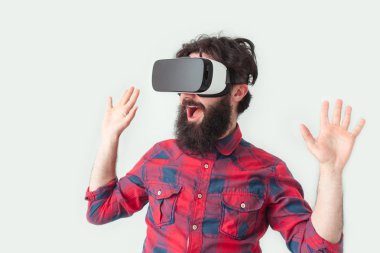 Vr kulaklık şaşırmış adam