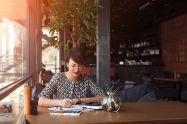 Sketchbook içinde çizim kadın